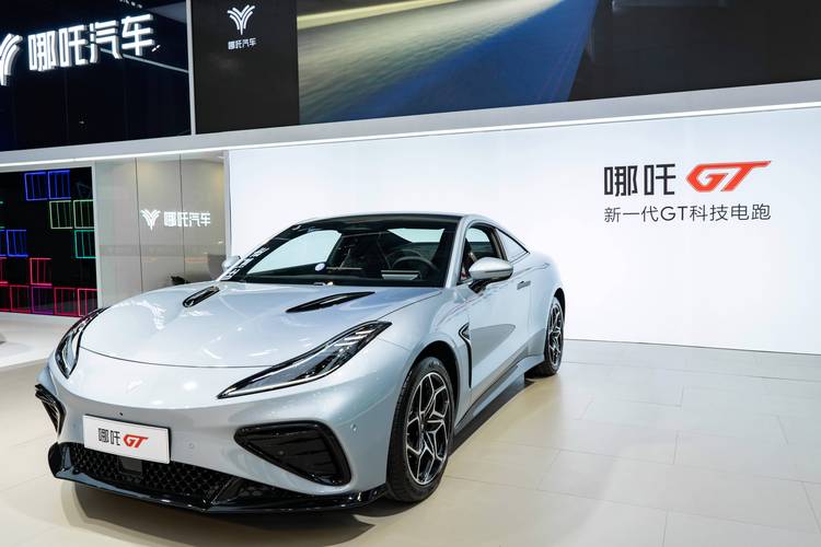 广州83哪吒汽车在智能汽车领域的表现，领途汽车在新能源汽车市场中的影响力